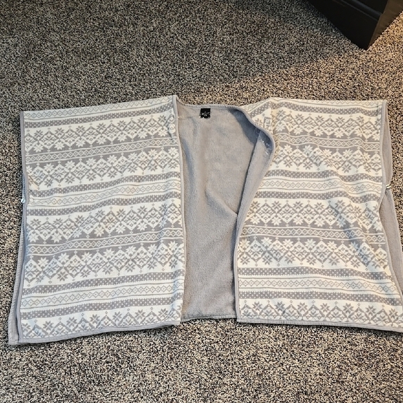 Cozy Gray Patterned Vest - Picture 3 of 6